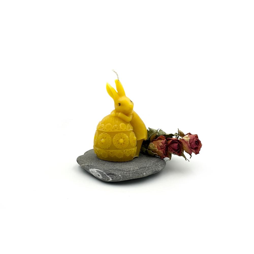 Handgefertigte Bienenwachskerze - „Osterhase mit Ei“